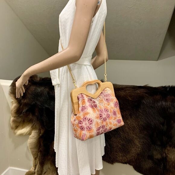 Free Coin Purse With Handmade Genuine Leather Floral Embossed Wooden Frame Bag - Picture 7 of 16